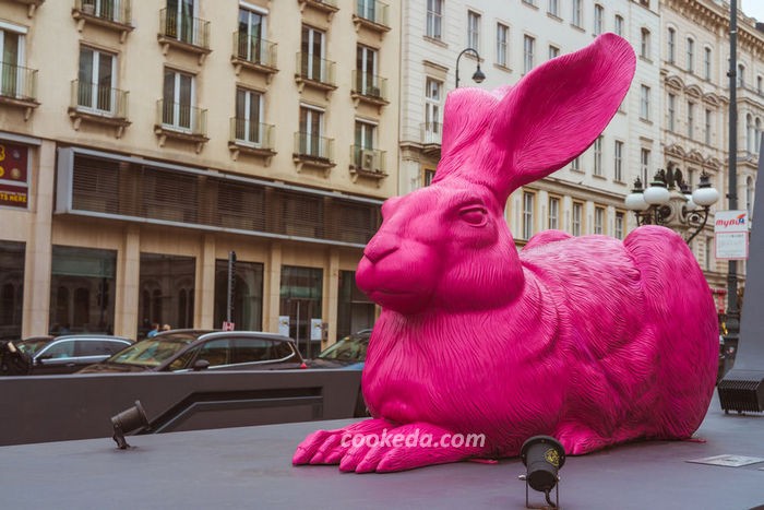 Розовый заяц около Венской оперы