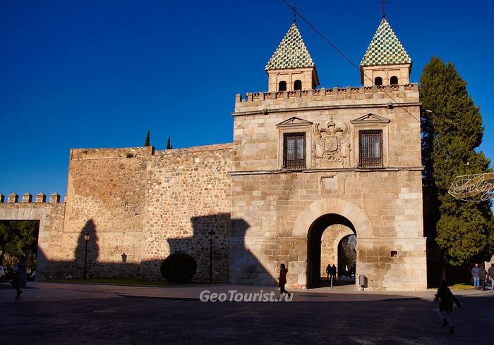 Старые ворота Бисагра