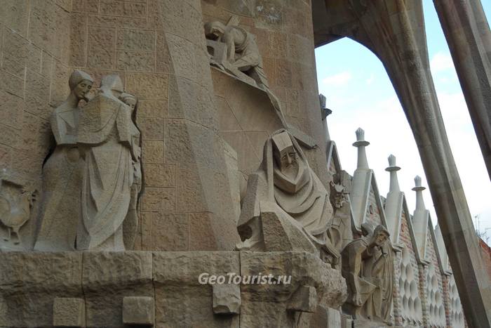 Гауди в Барселоне - La Sagrada Familia, фронтон